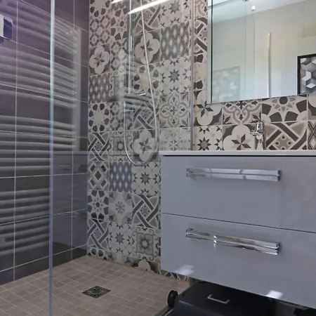 Charmante En Pierre Avec Wifi, Terrasse Et Jardin Clos - Fr-1-497-137 *